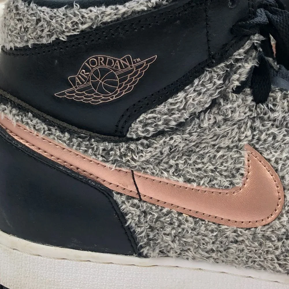 AIR JORDAN 1 RETRO HIGH TD FUR BLACK FUR GOLD Collectible Sneakers